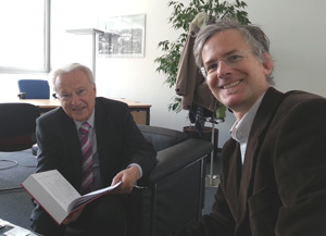 Hannes Swoboda blättert in "Zukunftsfähigkeit ist eine Frage der Kultur" und diskutiert mit uns
